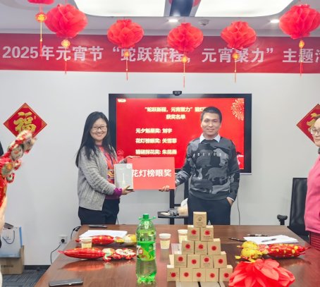 桌子上放滿了不同類型的海報

AI 生成的內(nèi)容可能不正確。