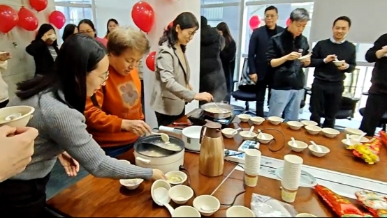 一群人在桌子邊

AI 生成的內(nèi)容可能不正確。