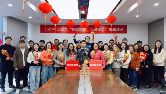 一群人站在桌子上

AI 生成的內(nèi)容可能不正確。